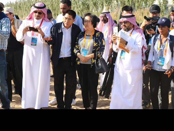 “一带一路”生态治理民间合作国际论坛代表考察甘肃建投全国荒漠化防治（机械治沙工程）试验示范基地