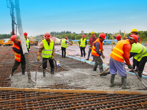 武威北二环项目杨家坝桥开工浇筑