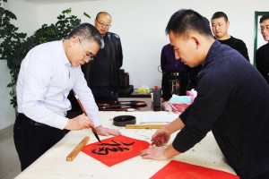 妙笔丹青描万福，墨香四溢喜万家             ——suncitygroup太阳新城开展“送万福进万家”活动